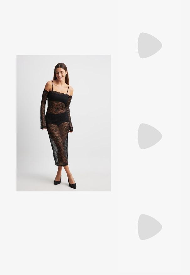 NA-KD Koktailové šaty/večierkové šaty - black; Čierne lakované kožené slingback lodičky s špicatou špičkou, vyrezávanými bokmi, nastaviteľným remienkom okolo členka a tenkým, elegantným podpätkom.; Slnečné okuliare v tvare mačacích očí s matným čiernym plastovým rámom, tmavými sklami a zlatým logom na bočnej strane. Ostrý dizajn a hladká textúra.; Michael Kors zápästná taška v béžovej potiahnutej plátenej tkanine s opakujúcim sa vzorom loga MK, zlatým kovania a odnímateľným reťazovým popruhom.