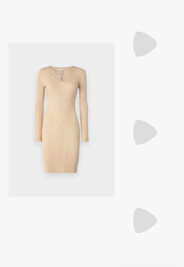 Abito a coste beige con scollatura a V, maniche lunghe e dettagli sulle cuciture, caratterizzato da una silhouette aderente e una superficie strutturata.; Sandali neri con tacco alto presentano sottili cinturini con design annodato, una punta quadrata liscia e un elegante tacco a spillo.; Borsa a mano metallica grigia chiara con tracolla a catena, impreziosita da piccoli chiodi metallici circolari e da un logo triangolare del marchio.; Orecchini in metallo argentato con forma a goccia liscia e finitura lucida. Incisioni sottili aggiungono dettagli. Design minimalista.