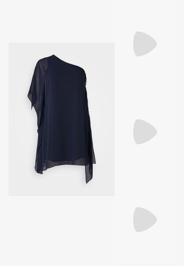Top en chiffon bleu marine avec un design asymétrique, une manche courte, une texture douce et une silhouette fluide. Léger et élégant.; Sandale à talons hauts et brides en or avec des brides ornées, un design à bouts carrés et un fin talon carré pour plus de stabilité.; Sac bandoulière en cuir noir avec une texture lisse, de forme rectangulaire et un détail en chaîne métallique à l'avant. Sangle réglable incluse.; Boucles d'oreilles dorées avec un design incurvé, semblable à un anneau, mettant en avant un accent sphérique argenté. Fini en métal poli, fermoir à tige.