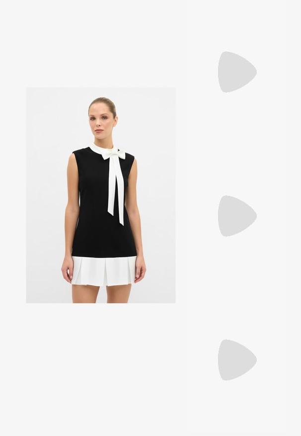 Schwarzes Kleid mit einem weißen Kragen und einer Schleifen-Details, ausgestattet mit einem plissierten weißen Rock. Glattes Material, ärmelloses Design und taillierter Schnitt.; Graue Lederstiefel bis zum Knie mit zwei dekorativen Riemen und silbernen Schnallen. Runde Zehen, niedriger Blockabsatz und glatte Textur.; Schwarze Sonnenbrille mit glänzendem Kunststoffrahmen, grauen verlaufenden Gläsern und silberfarbenen Akzenten an den Seiten. Schlankes, geschwungenes Design.; Schwarze geflochtene Schultertasche mit einem glatten Ledertragegurt und Reißverschluss. Verfügt über eine strukturierte Oberfläche und eine gebogene Form.