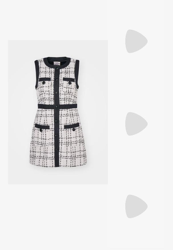 Sukienka bez rękawów w fakturowanym, off-white tweedzie z czarnym wzorem w kratkę. Posiada czarne guziki, dwie przednie kieszenie oraz dopasowany krój.; Czarne skórzane mule z ostrym noskiem i obcasem typu stiletto, w połączeniu z białym odzieżem w wzory z detalami typu lace-up.; Srebrna, metaliczna torebka na ramię o gładkiej fakturze, zakrzywionym kształcie, łańcuszkowym pasku oraz wypolerowanej przedniej części z delikatnym grawerem logo.; Srebrne kolczyki o płynnych, spiralnych wzorach. Gładka faktura z polerowanym wykończeniem. Posiadają subtelną poświatę i brak widocznych ozdób.