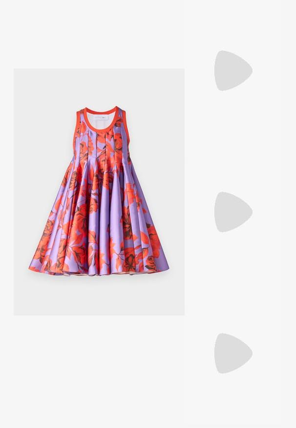 Robe fleurie avec des motifs de roses rouges et noires sur un fond lavande. Le design sans manches présente une jupe plissée et un décolleté rouge contrastant.; Chaussure slingback en cuir noir avec un bout pointu, des sangles décoratives avec œillets en métal et un petit talon carré. Surface texturée.; Sac seau en cuir noir avec une finition texturée, accents en matériel doré et une ouverture en haut. Il dispose d'une courte poignée et d'une sangle d'épaule réglable.; Cadenas en forme de cœur en argent avec les inscriptions gravées "OUI" et "NON", finition polie, design symétrique et un robuste fermoir en métal.