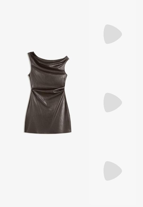 Sötétbarna ujjatlan ruha sima műbőrből, drapált nyakkivágással és testhez simuló siluettel, szögletes szegéllyel.; Fehér slingback sarok, hegyes orral, sima felső anyaggal, alacsony blokk sarkával és oldalsó kivágott dizájnnal, állítható csatpánttal.; Kerek napszemüveg sötét lencsékkel és arany kerettel. A modellen világoskék, bordázott kardigán van gombokkal és kontrasztos fehér ujjaival.; Michael Kors bézs bevonatos vászon karkötő, amely ismétlődő MK logó mintával, aranyszínű fémrészletekkel és levehető lánchordóval rendelkezik.