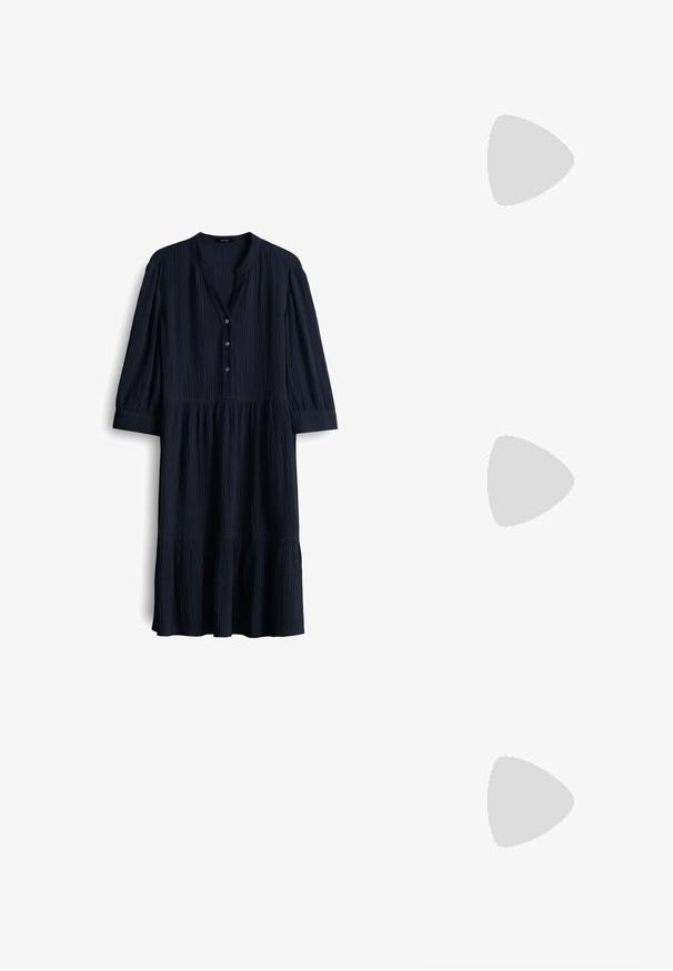 Navyblauw, geweven katoen jurk met een V-hals, drie knopen en driekwartmouwen. Uiteinde met een uitlopend effect en geplooide accenten.; Gouden vegan leren sandalen met twee verstelbare banden, een kurken voetbed en een donker rubberen zool. Zachte textuur met metallic afwerking.; Rechthoekige zonnebril met een schildpad-print kunststof montuur, donkere lenzen en zilveren accenten aan de zijkanten. gemaakt in Italië.; Bruin leren schoudertas met logo-patroon, gouden kettingband, ritsluiting en gouden hardwareaccenten. Compacte en rechthoekige vorm.