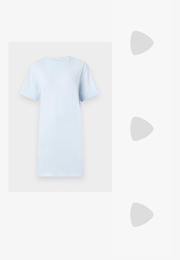 Svijetloplava pamučna haljina u obliku majice s kratkim rukavima, okruglim izrezom i malim Nike logotipom u središtu iznad prsnog dijela. Jednostavna i opuštena silueta.; Bela bomba iz bombaža z velikim, svetlo rdečim grafikonom jastreba na sprednji strani. Kratki rokavi in standarden kroj s okroglim izrezom.; Beli visoki platneni športni čevelj z črnim gumijastim podplatom, sprednjim gumijastim zaščitnikom za prste in šestimi luknjicami za vezalke, ki se ponaša s preprostim, minimalističnim dizajnom.; Rdeča usnjena torba z angularnim, geometrijskim dizajnom. Ima en samostoječ nastavljiv ročaj in pokrov, zaprt z zapiranjem, ki je okrašen s šivi.