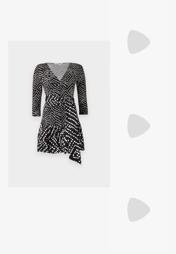 Schwarzes Wickelkleid mit weißen Polka Dots, ausgestattet mit einem V-Ausschnitt, drei Viertel-Ärmeln und einem Rüschensaum mit einer gebundenen Taillenpartie.; Schwarze Lack-Slingback-Pumps mit spitzem Zehenbereich, versehen mit strukturiertem Schlangenprint, verstellbarem Riemen und einem kurzen, strukturierten Blockabsatz.; Schwarze Leder-Umhängetasche mit zwei vorderen Taschen, goldenen Schnallen, Reißverschluss und einem schmalen Tragegurt. Texturierte Oberfläche und kompakte rechteckige Form.; Goldfarbene Metall-Hoops mit einer geschwungenen, länglichen Form. Sie verfügen über eine glatte, glänzende Oberfläche und eine abgerundete Spitze für zusätzliche Details.