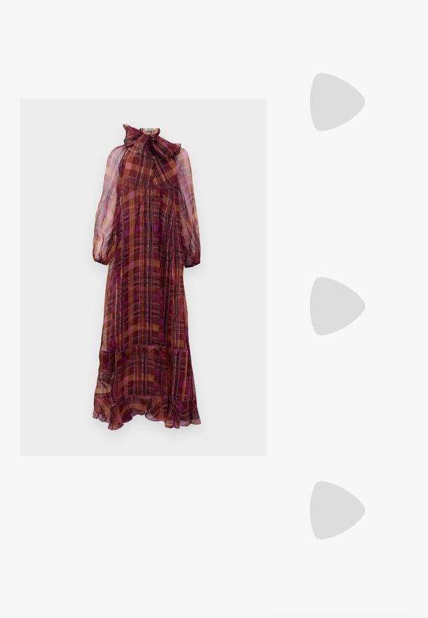 Lange, doorschijnende jurk in meerkleurig ruitpatroon met een gerimpelde onderzoom en hoge hals met strik. De mouwen zijn opgeblazen met een elastische manchette.; Witte leren sneakers, laag model, met een gladde textuur, ronde neus, vetersluiting aan de voorkant en een klein geborduurd logo aan de zijkant.; Zwarte leren halfronde tas met een gouden hardware accent, voorzien van een ritssluiting. Draagt crossbody over een grijze trui.; Gouden knoopstuds met een gedraaide design. Elke oorring heeft een ronde transparante achterkant voor een veilige draagervaring.