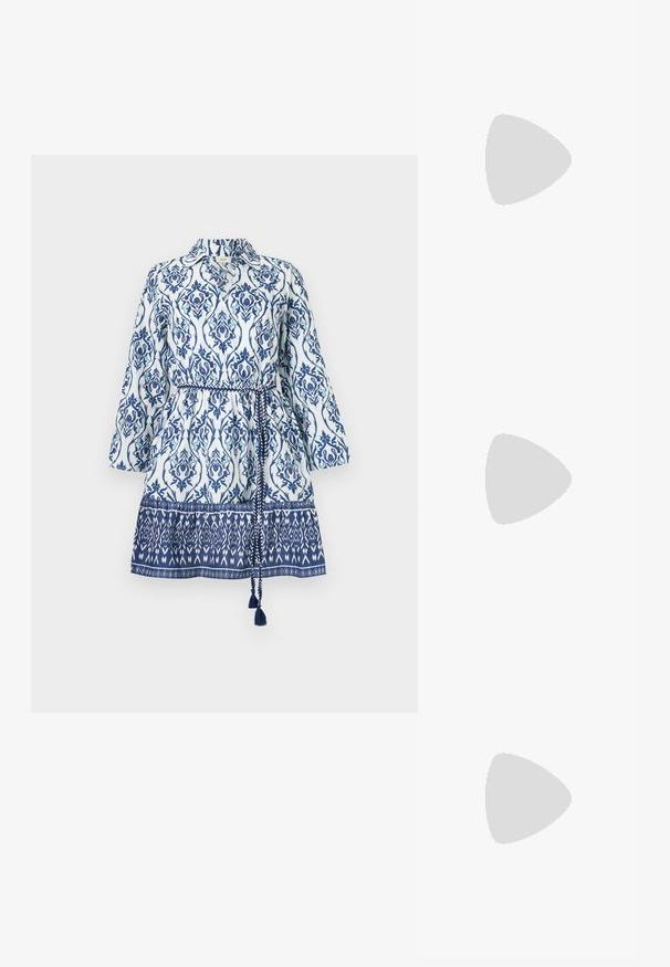 Vit klänning med blå blommiga och geometriska mönster, krage, långa ärmar, insvängd midja och mönstrad nederdel med tofsdekorationer.; Bruna lädercowboystövlar med spetsig tå och klossklack, med detaljerad sömnad och upphöjda accenter på skaftet.; Kattögon-solglasögon med en ram i svart och orange sköldpaddsmönster, bruna linser och smala, spetsiga tips. Har en minimalistisk logotyp på bågen.; Silverfärgade hoopörhängen med en minimalistisk design. Cirkulär form, slät yta och tunn profil. Lätta med en polerad finish.