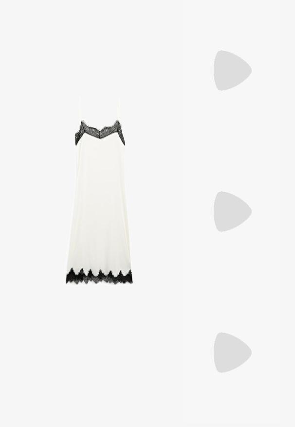 Weißes Spitzenkleid mit zarten schwarzen Spitzenakzenten am Ausschnitt und Saum, ausgestattet mit dünnen Trägern und einer glatten Textur.; Schwarze Flip-Flops mit einer strukturierten Gummisohle, zwei schlanken Riemen und einem dezenten, geprägten Logo-Detail auf dem Riemen.; Schwarze rechteckige Sonnenbrille mit einem dicken Rahmen, dunkel getönten Gläsern und einem eleganten Design. Die Bügel haben eine glatte Oberfläche.; Schwarze Lederhandtasche mit geschwungener Form, ausgestattet mit einem auffälligen goldenen ovalen Verschluss, einem verstellbaren Trageriemen und minimalistischem Design.