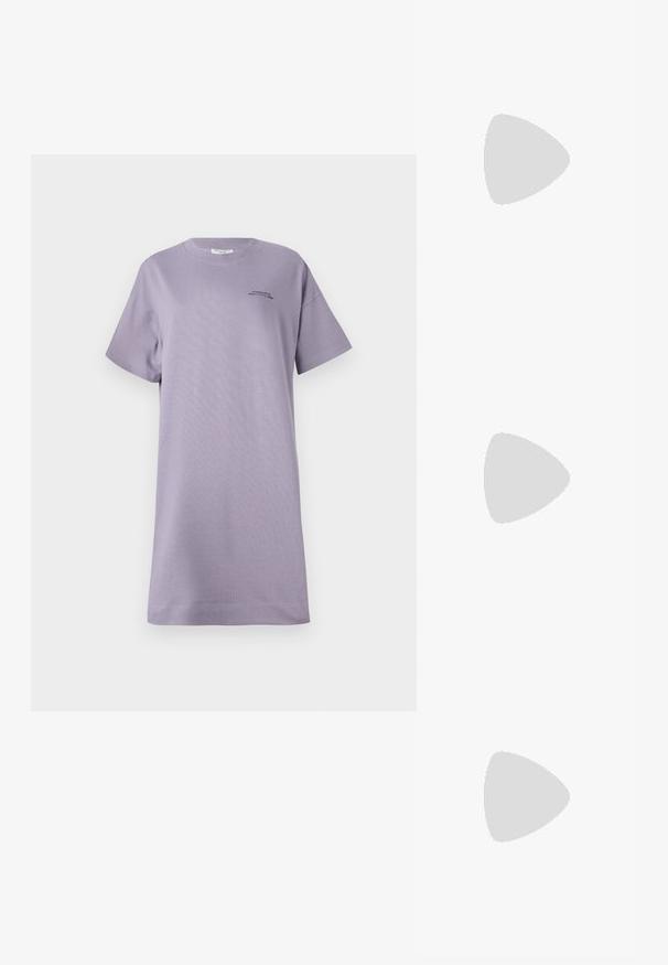 Levandų spalvos trumpomis rankovėmis marškinėliai-suknelė, pagaminta iš minkštos medvilnės. Yra laisvas fasonas, apvalus iškirpimas ir mažas juodas logotipo akcentas priekyje.; Ruda odinė kantri batai su smailiu būtų pirštu, siuvinėtais spiralės raštais ant viršaus ir su kamščiu blokuotu kulnu. Yra tamprių užtraukių, kad būtų lengviau užsidėti.; Juoda odinė rankinė su plačiu atviru viršumi ir vienu petnešėlio dirželiu. Minkšta tekstūra, minimalistinis dizainas, subtilūs metaliniai akcentai.; Aukso žiedo auskarai su tekstūruotu, netaisyklingu paviršiumi. Yra be siūlių užsegimas ir poliruotas paviršius, akcentuojantis modernų dizainą.