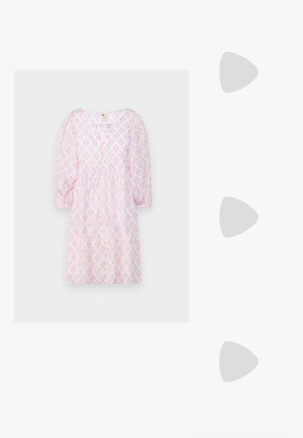 Rövidujjú rózsaszín ruha virágmintával, kerek nyakkivágással, ráncolt derékkal és puha, könnyű anyagból. Egyszerű gombos zárás elöl.; Ezüst slingback magas sarkú cipő hegyes orral, fémszerű felülettel, két dekoratív pánttal és vékony sarkú, fekete végű dizájnnal.; Szív alakú, fémes ezüst színű clutch táska sima felülettel, csattos záródással és ezüst lánc pánttal.; Aranyszínű fülbevalók, texturált, hullámos formákkal. Tartalmazza a szobrászati klipszes studokat és az open hoop kialakítást, kalapácsos felülettel.