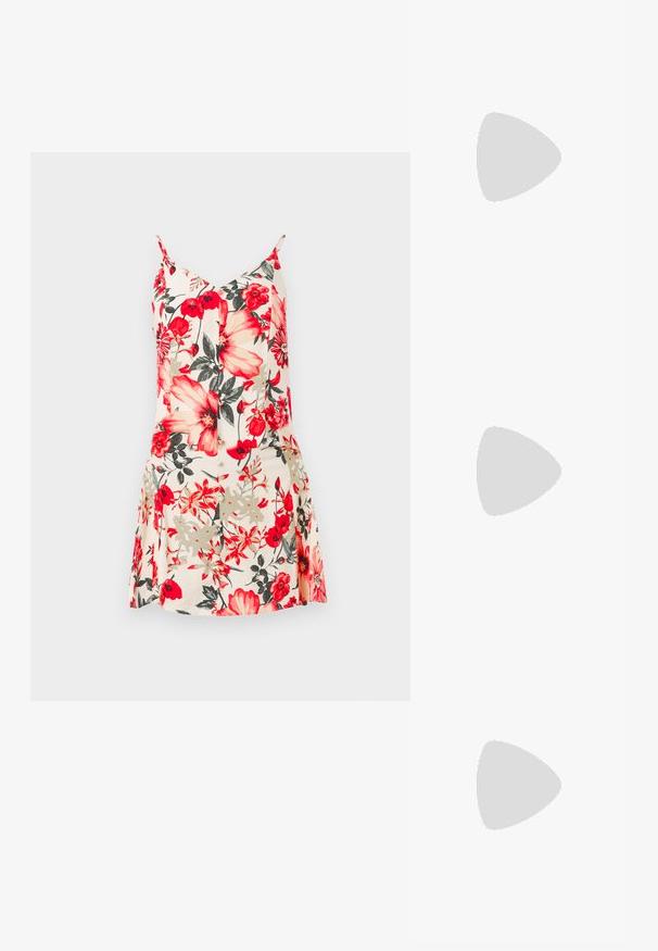 Blommig ärmlös klänning som har stora röda och gula blommor mot en ljus persikofärgad bakgrund, med en figursydd överdel och utsvängd kjol.; Svarta lackläder slingback klackar med spetsig tå och geometrisk klack. Har en elegant, minimalistisk design och slät yta.; Svart läderhandväska med en böjd form, avtagbar rem och guldiga detaljer. Väskan har ett lock med en spänndetalj.; Guldtonade ringörhängen med en slät, polerad yta. Har en halvcirkelform och en säker bakgång.