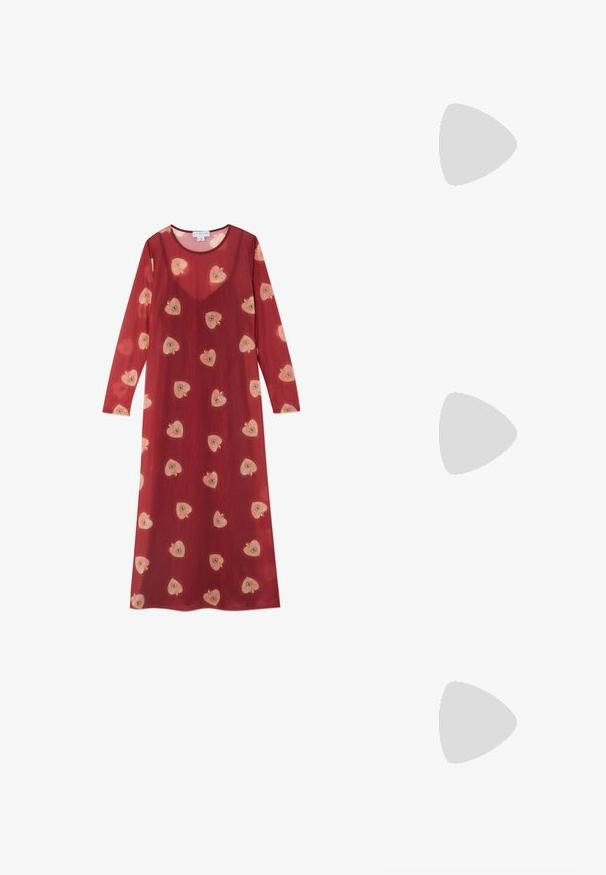Vestido longo, vermelho e transparente com decote redondo e mangas longas. Apresenta padrões de corações bordados em rosa e amarelo espalhados.; Sapato slingback preto em pele patentada com bico apontado, tiras no tornozelo apresentando fivelas e acessórios prateados, e um salto elegante.; Bolsa de mão metálica dourada com um design estruturado, textura suave e alça ajustável. Apresenta uma forma triangular única e costura minimalista.; Brincos em tom de ouro com formas onduladas e texturizadas. Inclui studs escultóricos com presilha e um design de argola aberta com um acabamento martelado.