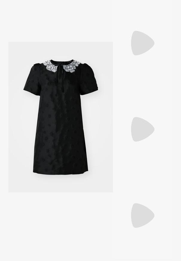 Vestido preto de manga curta com um padrão floral texturizado, gola bordada em branco e fecho de zip na parte de trás.; Sapato slingback preto em pele patentada com bico apontado, tiras no tornozelo apresentando fivelas e acessórios prateados, e um salto elegante.; Bolsa de couro preta com forma curva, alça destacável e detalhes em dourado. A bolsa possui uma aba com detalhe de fivela.; Brincos em tom de ouro com formas onduladas e texturizadas. Inclui studs escultóricos com presilha e um design de argola aberta com um acabamento martelado.