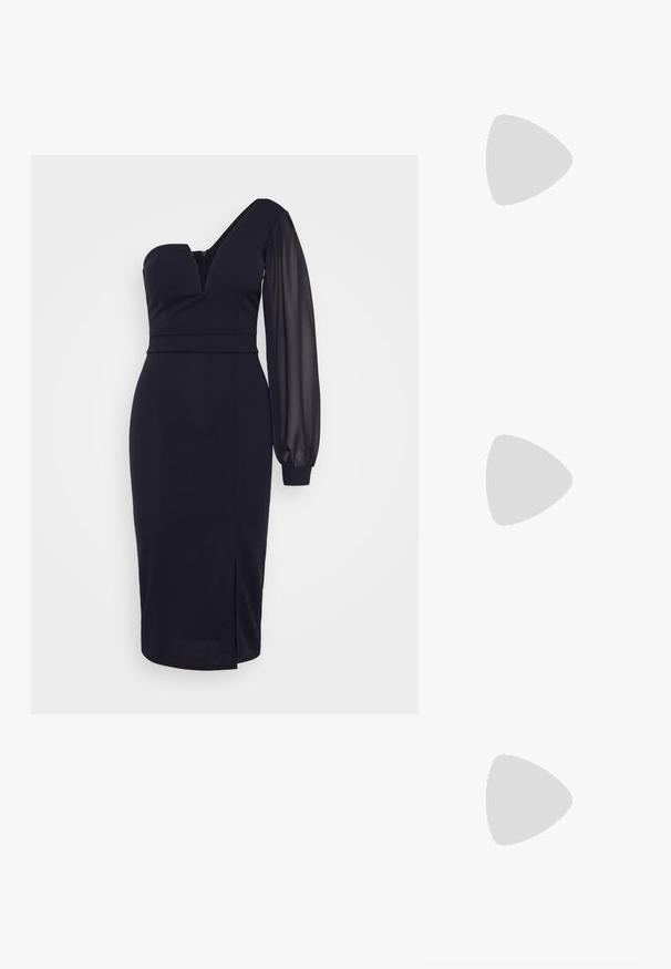 Robe noire avec un design asymétrique à une épaule, dotée d'un corsage ajusté et d'une longue manche transparente. Le tissu a une texture lisse et une fente sur le côté.; Escarpins en cuir verni noir avec bout pointu et talon bloc géométrique. Présente un design élégant et minimaliste ainsi qu'une texture lisse.; Sac à main en cuir noir avec une forme courbée, bandoulière amovible et des accessoires en or. Le sac est doté d'un rabat avec un détail de boucle.; Trois paires de boucles d'oreilles : de grandes perles blanches en boutons, des créoles en or avec des pierres claires, et deux longues boucles d'oreilles droites en or avec des détails scintillants.