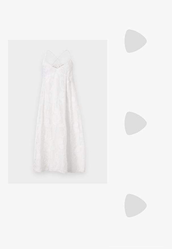 DRYKORN AVISSA - Denné šaty - off white; Čierne slingback topánky s ostrou špičkou a nízkym opätkom, vyrobené z hladkej kože a s výrezmi na boku pre lepšiu priedušnosť.; Čierna kabelka s dvojitými krátkymi rúčkami a odnímateľným ramenným popruhom. Hladký materiál podobný koži s uzatváraním na zips a detailom loga.; Strieborné kruhové náušnice s hladkým, zakriveným dizajnom. Majú lesklý kovový povrch a zapínanie na kolík. Žiadne viditeľné vzory ani akcenty.