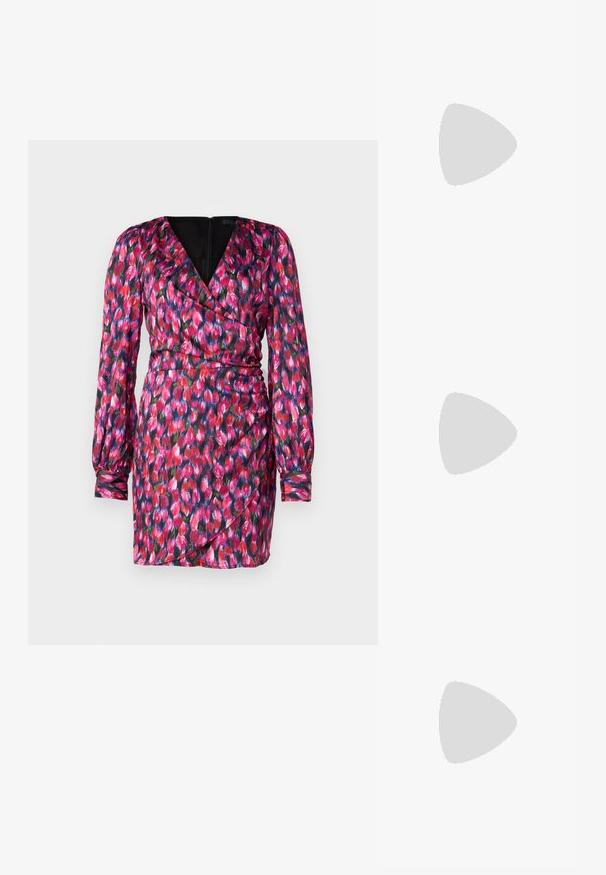 Lyhythihainen mekko, jossa on solmukko-onnistus, valmistettu kevyestä kankaasta, jossa on eloisa kukkakuosi pinkin, punaisen ja vihreän sävyissä.; Valkoiset nahkakengät paksulla valkoisella pohjalla, mustalla mokkanahkaosuudella kannassa ja kohokuvioitu logo sivulla. Nauhakeskitys kuudella reiällä.; Mustat ylisuuret aurinkolasit, joissa on geometrinen muoto, tummat linssit ja kehykseen erottuva harmaa yksityiskohta. Logo varressa.; Hopehopeet hopehopeet hopehopeet hopehopeet, jolla on sileä, kiiltävä pinta. Pyöreä muoto, kevyt rakenne, jossa on neulakiinnitys.