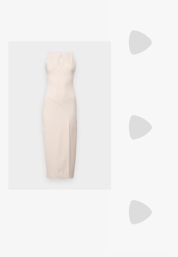 Bec + Bridge MARIELLE  piaskowy; Czarne lakierowane buty typu slingback z ostrym noskiem, paskami na kostkach z srebrnymi klamrami i elementami metalowymi oraz smukłym obcasem.; Złota metaliczna torebka o strukturalnym designie, gładkiej powierzchni i regulowanym pasku. Charakteryzuje się unikalnym trójkątnym kształtem i minimalistycznym przeszyciem.; Pierścionek w odcieniu złota z organicznym, skręconym wzorem, o gładkiej fakturze i zwężających się końcach, tworzący nowoczesny, rzeźbiarski wygląd.