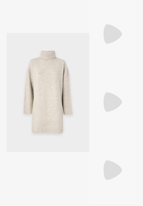 Világos bézs pulóver, bordázott gar neckline-nal, hosszú ujjakkal és laza fazonnal. Puha anyagból készült, sima tapintású.; Fekete lakk bokacsizma négyszögletű orral és vaskos geometrikus sarkakkal. Simára csiszolt, fényes felülettel rendelkezik, valamint hátsó húzófüllel a könnyű felhúzás érdekében.; Fekete bőrtáska ívelt formával, levehető pánttal és arany színű fémrészekkel. A táskán egy csattal díszített fedél található.; Aranyszínű fülbevalók, texturált, hullámos formákkal. Tartalmazza a szobrászati klipszes studokat és az open hoop kialakítást, kalapácsos felülettel.