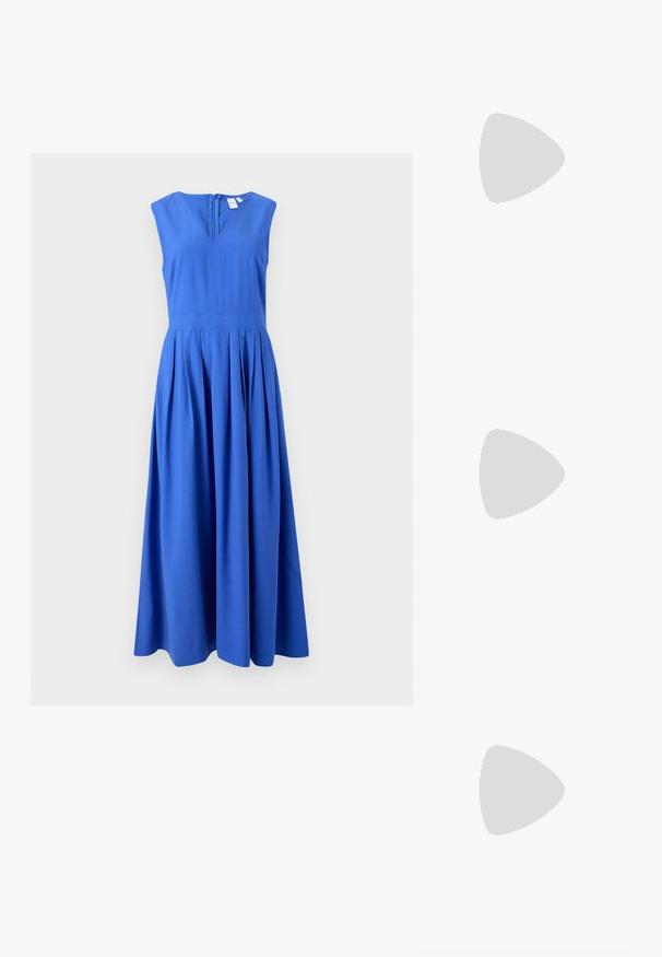 Vestido azul sem mangas com decote em V, fecho nas costas e saia cheia plissada. Feito de um tecido suave com cor sólida.; Sandy em verniz preto com salto slingback, ponta afilada e salto geométrico. Apresenta um design elegante e minimalista com textura suave.; Saco hobo preto em pele com uma textura lisa, forma curva e uma única alça ajustável; apresenta uma abertura larga na parte de cima.; Brincos em tom de ouro com formas onduladas e texturizadas. Inclui studs escultóricos com presilha e um design de argola aberta com um acabamento martelado.