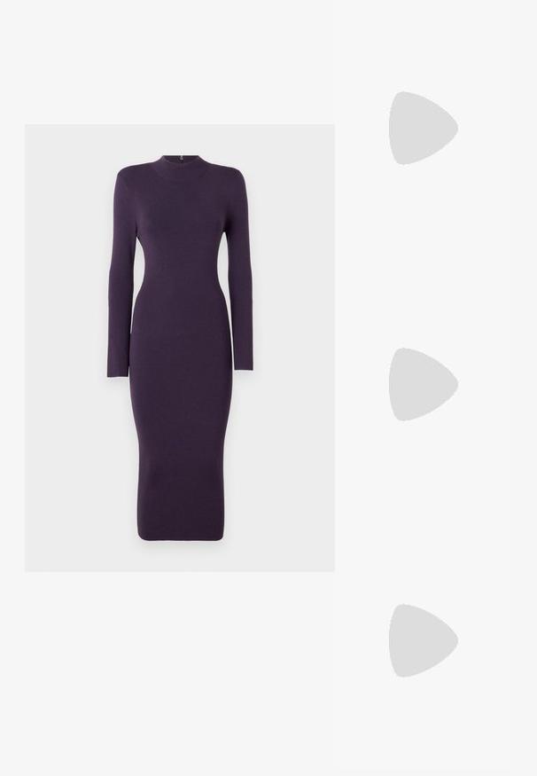 Robe en tricot violette à manches longues avec un col haut, silhouette ajustée et ourlet au niveau du genou. Texture douce, avec un minimum de détails.; Chaussure slingback en cuir noir avec un bout pointu, un petit talon et un détail de boucle décoratif sur le dessus. Texture lisse, design minimaliste.; Sac en cuir noir porté en travers avec deux poches avant, boucles dorées, fermeture zippée et une sangle fine. Surface texturée et forme rectangulaire compacte.; Boucles d'oreilles en or lumineux avec un cristal rectangulaire transparent pendent sous une rangée de petits accents ronds transparents. Design élégant et moderne.