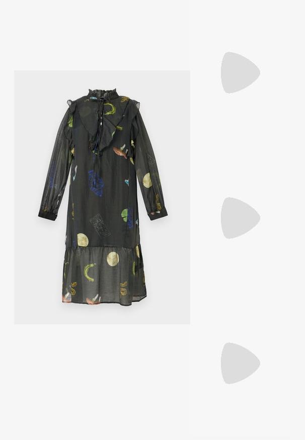Robe noire avec encolure froncée, longues manches transparentes et ourlet en volants. Présente des motifs colorés de lunes, de plantes et de formes abstraites.; Chaussure à talon aiguille à bout pointu avec un schema de couleurs argent, or et nude. Fini brillant avec un design découpé, dotée d'un talon stiletto.; Pochette en métal argenté avec une forme douce et arrondie et un fermoir en haut noué. Fabriquée en simili cuir lisse.; Boucles d'oreilles en argent en forme de créoles avec un design torsadé, dotées d'une finition polie et d'une fermeture à poussoir. Mesurent environ 3 cm de diamètre.