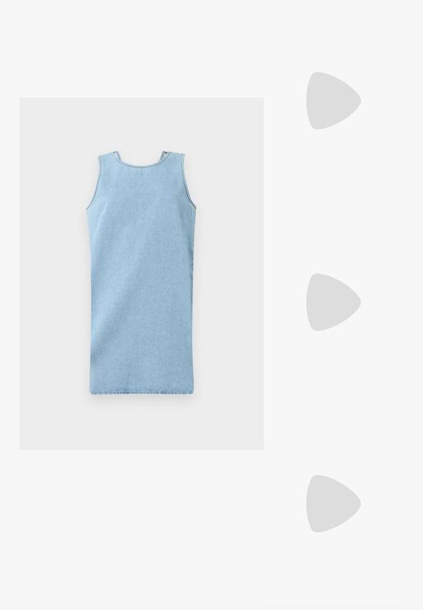 Svetlo modra denim brezrokavna obleka z okroglo izrezom, čisto obdelana in s pravo silhueto. Tkanina ima gladko teksturo.; Bela bomba iz bombaža z velikim, svetlo rdečim grafikonom jastreba na sprednji strani. Kratki rokavi in standarden kroj s okroglim izrezom.; Beli visoki platneni športni čevelj z črnim gumijastim podplatom, sprednjim gumijastim zaščitnikom za prste in šestimi luknjicami za vezalke, ki se ponaša s preprostim, minimalističnim dizajnom.; Rdeča usnjena torba z angularnim, geometrijskim dizajnom. Ima en samostoječ nastavljiv ročaj in pokrov, zaprt z zapiranjem, ki je okrašen s šivi.