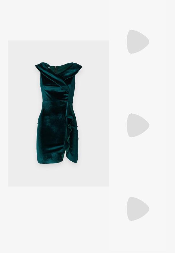 Sametovo modrozelené šaty s prekríženým dizajnom, bez rukávov, s asymetrickým volánom na prednej časti a skrytým zipsom na zadnej strane.; Súkne s pootočeným prstom v off-white koži, s malou mašľou a nízkym kitten podpätkom. Hladká textúra, minimalistický dizajn.; Čierna kožená kabelka s zaobleným tvarom, odnímateľným popruhom a zlatými doplnkami. Kabelka má klopu s detailom s prackou.; Náušnice v zlatej farbe s textúrovanými, vlnitými tvarmi. Obsahujú sochárske klipsové náušnice a otvorený tvar krúžku s kladivkovým povrchom.