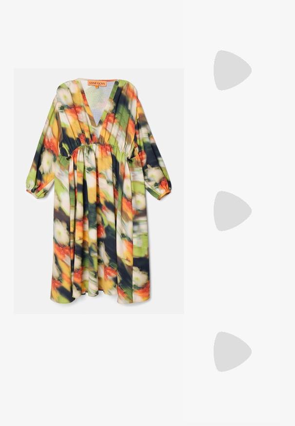 Robe à manches longues et décolleté en V, présentant un motif floral multicolore dans des nuances de vert, d'orange et de blanc. Taille élastique pour un ajustement décontracté.; Stuart Weitzman EMILIA MARY JANE FLAT - Babies - black; Sac à main en cuir marron avec des motifs de cercles découpés, des poignées supérieures, une bandoulière détachable, des finitions en or, et une petite étiquette décorative.; Boucles d'oreilles en or présentant un design lisse et arrondi avec une finition polie. Les boucles ont une forme compacte et chunky, et un fermoir sans couture.