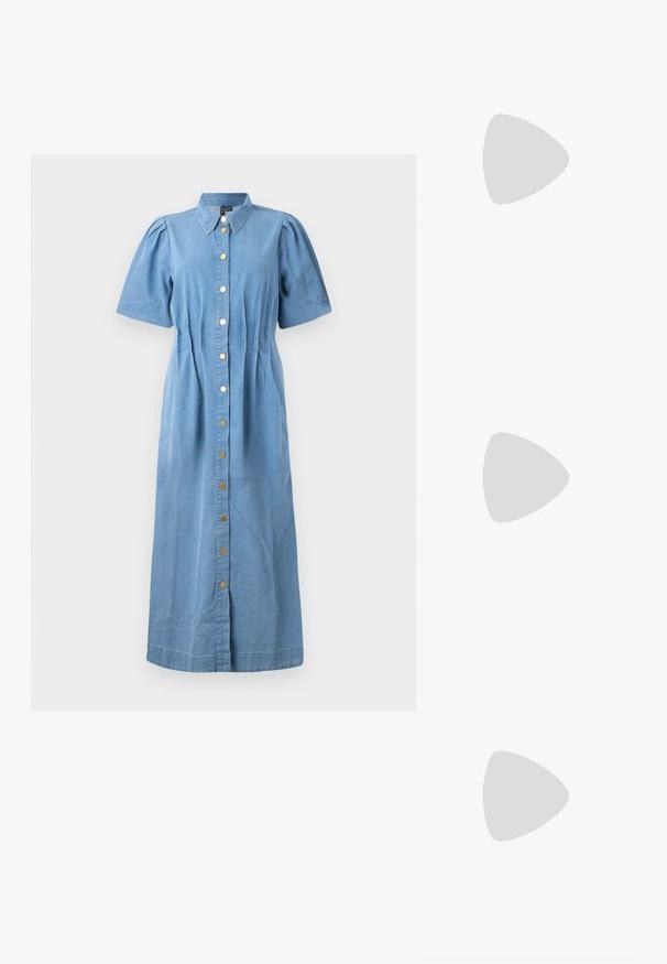 Rochie din denim cu mâneci scurte tip bufant, guler și închidere frontală cu nasturi. Culoare albastru deschis, cu talie ajustată și siluetă dreaptă.; Sandale negre din piele netedă, cu un design cu curea subțire și o talpă plată cu un profil minimalist. Fără modele sau accente notabile.; Geantă de mână din piele maro, cu două mânere rezistente, formă rectangulară, textură netedă și închidere cu fermoar. Design minimalist, fără modele vizibile.; Cercel din argint cu un finisaj polișat, având detalii mici din aur și o formă rotundă, purtat pe lobul urechii.