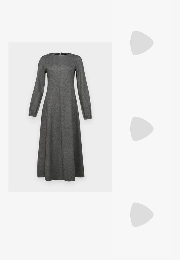 WEEKEND MaxMara WILMA - Freizeitkleid - grigio medio; Schwarze Leder-High-Heels mit offener Zehenpartie, spitzem Design, glatter Textur und schmalem Stiletto-Absatz.; Braune Wildleder-Schultertasche mit geprägtem floralen Design, ergänzt durch einen glatten braunen Ledertrageriemen und goldfarbenen Hardware-Akzenten.; Zwei flügelartige Ohrringe aus silberfarbigem Metall mit klaren, rund facettierten Strasssteinen und goldfarbenen Metallakzenten in einem geschichteten Design.