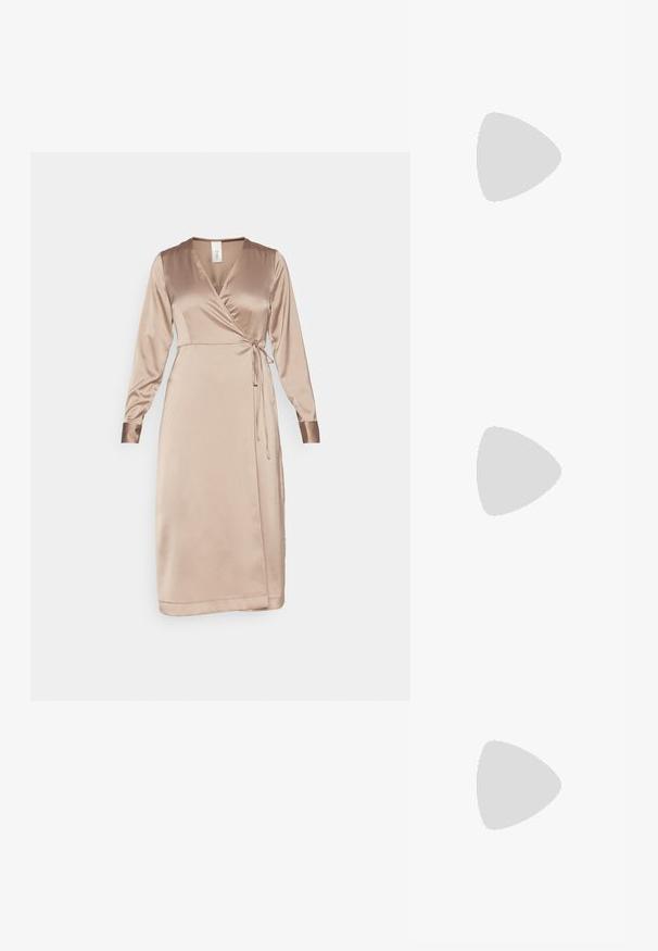 Rochie înfășurată din satin bej deschis, cu mâneci lungi, decolteu în V, detaliu cu fundă ajustabilă la talie și textură netedă.; Sandale cu toc înalt din suede negru, cu un design simplu al curelei, vârful deschis și curea pentru glezne cu un cataramă argintie.; Geantă de mână din plasă argintie cu un design texturat, țesut, având un capac pliabil și o curea de lanț detașabilă pentru purtat.; Cercei din cristale cu elemente metalice de culoare argintie, având un buton pătrat și rânduri în cascade de cristale dreptunghiulare și octogonale.