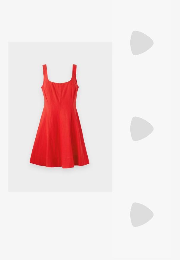 Robe sans manches en lin rouge avec un décolleté carré, un corsage ajusté et une jupe évasée. Texture lisse, design minimaliste et sans détails visibles.; T-shirt en coton blanc avec un grand graphisme de homard rouge vif sur le devant. Manches courtes et design à col rond standard.; Baskets montantes en toile blanche avec semelle en caoutchouc noir, capuchon en caoutchouc à l'avant, et six œillets pour les lacets, présentant un design épuré et minimaliste.; Sac à main en cuir rouge avec un design angulaire et géométrique. Il dispose d'une seule sangle ajustable et d'une fermeture à rabat avec un detailing cousu.