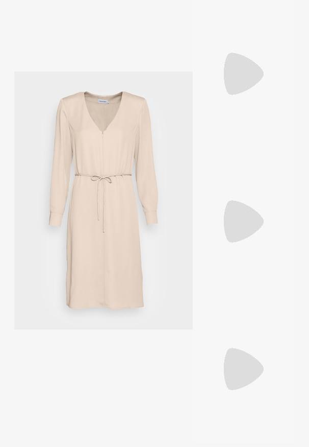 Calvin Klein OPEN NECK DRESS - Vestido de dia - moccasin; Sapato de salto metálico dourado com bico pontiagudo, uma tira no tornozelo com fecho circular e um design de salto grosso. Textura suave.; Bolsa de ombro em pele preta com textura suave, forma curva, alça ajustável e fecho com zip. Design minimalista sem adornos.; Brinco em metal dourado com um design elegante e curvo. Apresenta uma forma pontiaguda distinta, superfície polida e fecho por dobradiça.