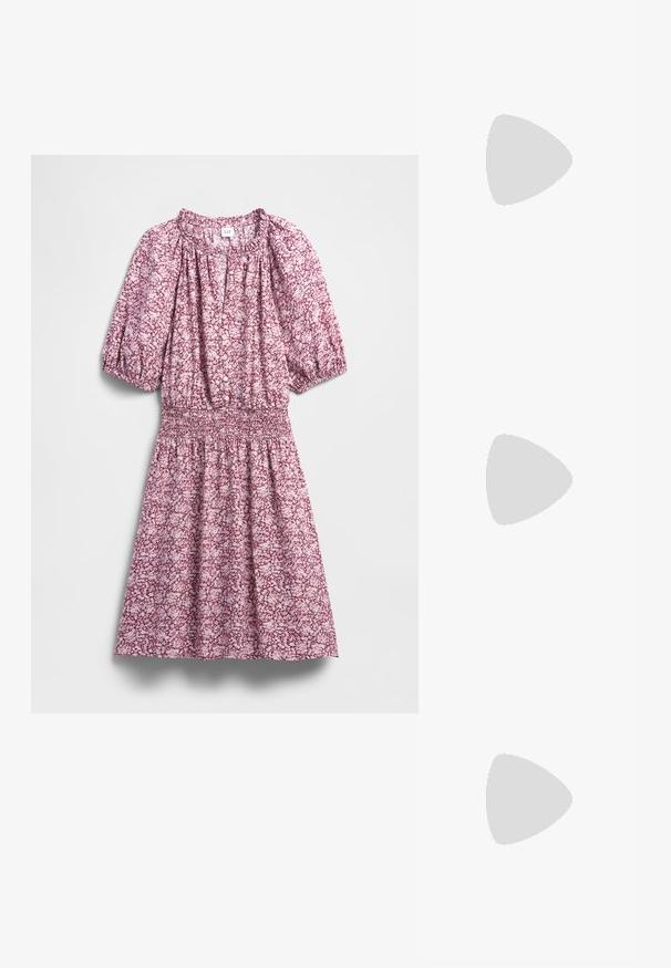 Florales Kleid in Rosa- und Weißtönen mit geraffter Taille, Puffärmeln, Knopfleiste vorne und weicher Stoffstruktur.; Bershka High Heel Sandalette - black; Braune Schildpatt-Brille mit ovalen Gläsern, dünnen Bügeln und transparenten Akzenten. Verfügt über ein dezentes Logo am Bügel. Elegantes, leichtes Design.; Weiße synthetische Handtasche in dreieckiger Form, flache Vorderklappe und Schleifendetail, verstellbarer Trageriemen, glatte Textur und minimalistisches Design.