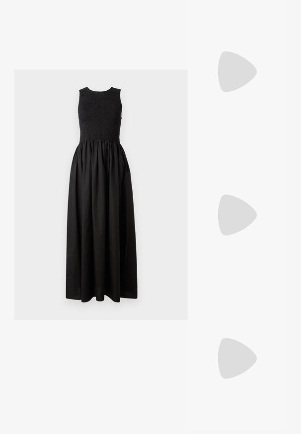 Musta hihaton mekko, jossa on rypytetty বুক ja virtaava hame, joka ulottuu täyspitkänä. Valmistettu kevyestä kankaasta, jolla on teksturoitu pinta.; Valkoiset nahkakengät, matala malli, jossa on sileä pinta, pyöreä kärki, nauhakiinnitys edessä ja pieni brodeerattu logo sivulla.; Mustan nahka-buckettikassi, jossa on teksturoitu pinta, kultaiset metalliosat ja avoin yläosa. Ominaisuuksiin kuuluu lyhyt kahva ja säädettävä olkahihna.; Kultaketjut korvakorut, joissa on kierretystä muotoilusta valmistettu solmu. Jokaisessa korvassa on pyöreä, kirkas tausta varman käyttömukavuuden takaamiseksi.