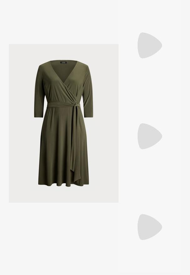 Ελιάς πράσινο φόρεμα τύπου wrap με τρία τέταρτα μανίκια, μαλακό jersey ύφασμα, V-ληκία και λεπτομέρεια με ζωνάκι στη μέση. Σχέδιο φουστίτσας.; Λευκά δερμάτινα sneakers, χαμη�λού σχεδιασμού, με απαλή υφή, στρογγυλή μύτη, δέσιμο μπροστά και μικρό κεντημένο λογότυπο στο πλάι.; Μαύρη δερμάτινη τσάντα χειρός σε σχήμα μισού φεγγαριού. Διαθέτει χρυσή μεταλλική λεπτομέρεια και στενό λουρί. Απαλή υφή, κλείσιμο με φερμουάρ στην κορυφή.; Σκουλαρίκια σπιράλ σε χρυσό τόνο με πλεγμένο σχέδιο. Κάθε σκουλαρίκι διαθέτει κυκλική διαφανή βάση για ασφαλή εφαρμογή.