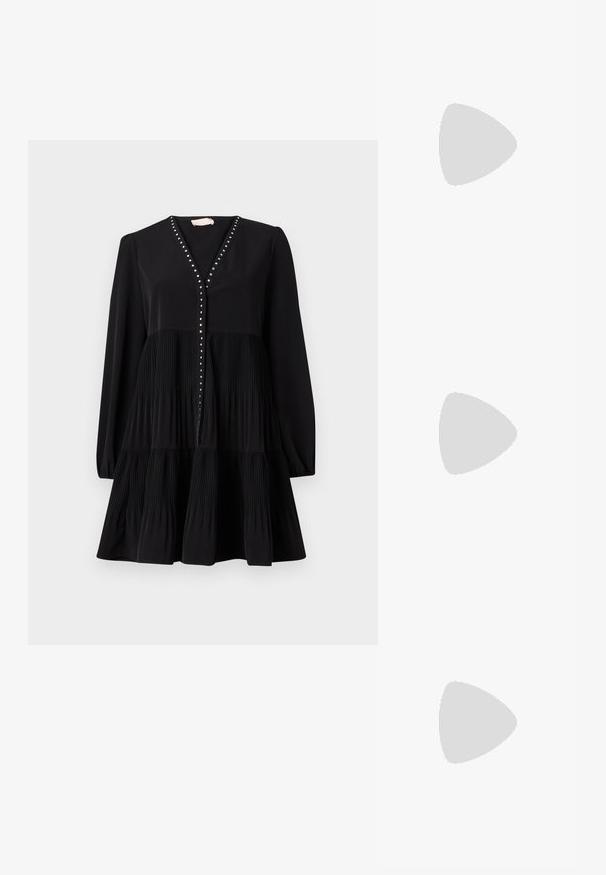 Robe noire avec un décolleté en V, des manches longues et une jupe plissée à étages. Présente des clous décoratifs le long de l'ouverture devant avec boutons. Texture lisse.; Des sandales noires à talons hauts avec des fines lanières au design noué, un bout carré lisse et un talon aiguille élégant.; Sac à main en métal gris clair avec une bandoulière en chaîne, orné de petits clous métalliques ronds et d'un logo de marque triangulaire.; Boucles d'oreilles en argent avec une finition lisse et brillante. Forme arrondie, conception légère, avec un fermoir à tige.