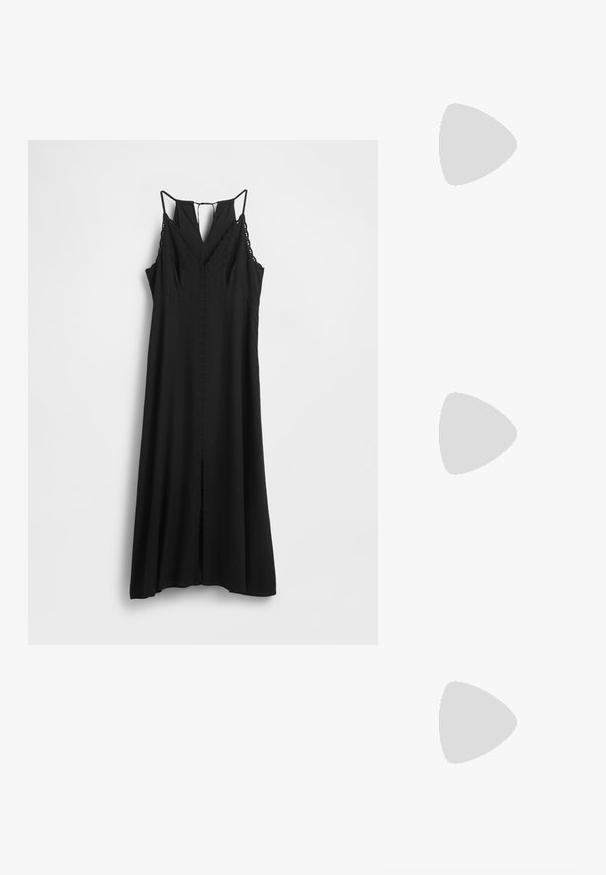 Schwarzes ärmelloses Kleid mit V-Ausschnitt, Spitzendetails an den Trägern und einem Schlitz vorne, gefertigt aus leichtem Stoff.; Schwarze Lackleder-Slingback-High Heels mit spitzem Schuh und einem geometrischen Blockabsatz. Verfügt über ein schlankes, minimalistisches Design und eine glatte Textur.; Schwarze Lederhandtasche mit einzigartiger Fächerform, ausgestattet mit flachen Griffen. Die Oberfläche hat eine genoppte Textur und ein minimalistisches Design.; Goldfarbene Ohrringe mit einer glatten, abgerundeten Form, einem polierten Finish und einem Stiftverschluss für sicheren Tragekomfort.