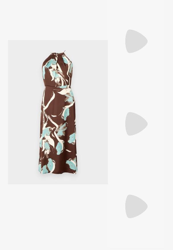 Brązowa sukienka na halter z wzorem kwiatowym w odcieniach kremu i jasnoniebieskiego, z dopasowanym stanem i zwiewnym dołem.; Czarne lakierowane czółenka na obcasie typu slingback z wąskim noskiem, z teksturowanym wzorem wężowym, regulowanym paskiem oraz krótkim, teksturowanym obcasem w kształcie słupka.; Czarna skórzana torba na ramię z dwoma przednimi kieszeniami, złotymi klamrami, zamkiem błyskawicznym i cienkim paskiem. Teksturowana powierzchnia i kompaktowy prostokątny kształt.; Złote kolczyki z prostokątnym, przezroczystym kryształem zwisającym poniżej rzędu małych, okrągłych, przezroczystych akcentów. Elegancki, nowoczesny design.
