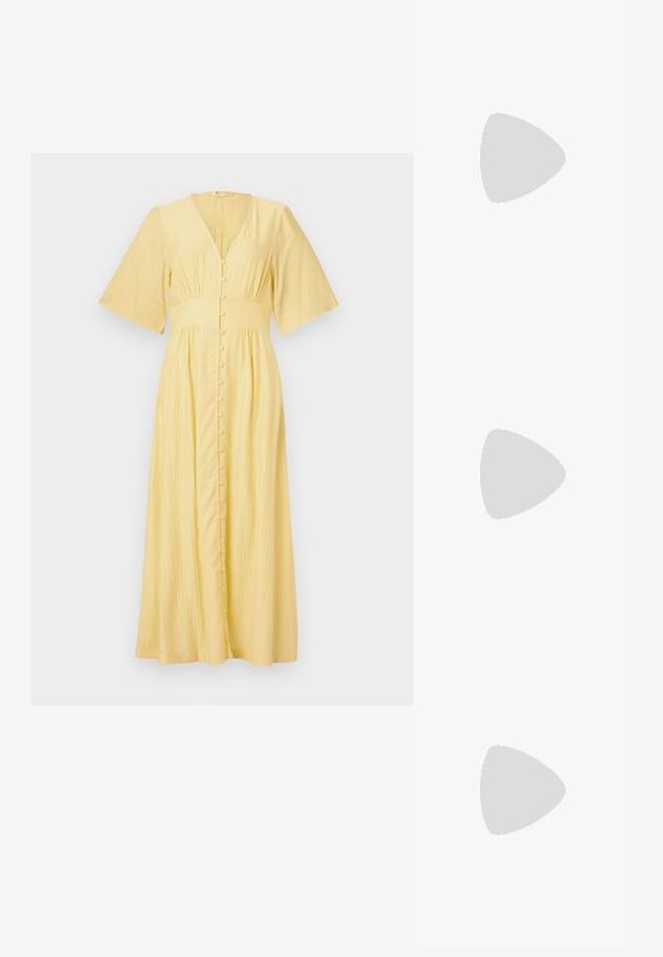 Žlté maxi šaty s výstrihom do V, krátkymi zvonovými rukávmi, prednými gombíkmi a textúrovanou látkou. Voľne splývajú z oblasti pása.; Čierne šľapky vyrobené z hladkej kože, s tenkým pásikom a plochou podrážkou s minimalistickým profilom. Bez výrazných vzorov alebo akcentov.; Čierne slnečné okuliare s hnedými farebnými šošovkami; obdĺžnikový tvar s hrubým rámom, vrátane jemných kovových akcentov na stranách.; Hnedá kožená kabelka s dvoma pevným uchami, obdĺžnikovým tvarom, hladkým povrchom a zipsovým uzáverom. Minimalistický dizajn bez viditeľných vzorov.