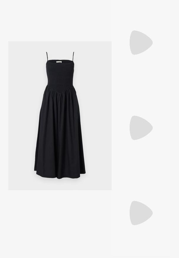 Svart midi-kjole med tynne stropper, smocket liv og en flytende skjørt. Laget av lett stoff med en glatt tekstur.; Spiss-tå høyhælte sko med en fargekomposisjon av sølv, gull og nude. Glanset overflate med utskjæringsdesign, med en stiletto hæl.; Sølvfarget metallisk poseveske med en myk, avrundet form og en knyttet topplukking. Laget av glatt imitert skinn.; Sølv hoops øredobber med en tvistet design, som har en polert finish og bakstøtte. Mål omtrent 3 cm i diameter.