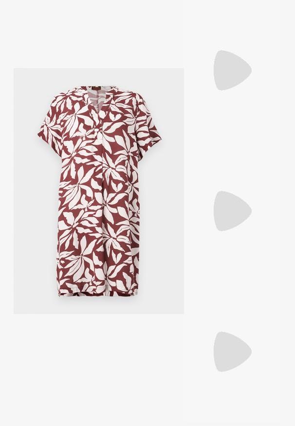 Μπορντό φόρεμα με λευκό σχέδιο φύλλων, κοντά μανίκια, V-ντεκολτέ και ίσια γραμμή. Κατασκευασμένο από ελαφρύ ύφασμα, κατάλληλο για ζεστό καιρό.; Μαύρες ψηλοτάκουνες σάντλας με πολλαπλές διασταυρούμενες λωρίδες. Λείο υλικό, μυτερή μύτη και στενός τακούνι. Ρυθμιζόμενη λωρίδα στον αστράγαλο με αγκράφα.; Μαύρη δερμάτινη τσάντα φάκελος με καπάκι και χρυσή μεταλλική λεπτομέρεια αγκράφας. Περιλαμβάνει μαύρη θήκη και κομψό, μινιμαλιστικό σχέδιο.; Χρυσά σκουλαρίκια κρίκοι με ομαλή, γυαλιστερή επιφάνεια. Κυκλικός σχεδιασμός που διαθέτει μια μικρή βάση και διαφανή στήριξη για ασφαλή χρήση.