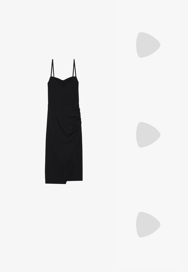 Robe noire côtelée avec de fines bretelles réglables, un décolleté en cœur, des détails froncés sur les côtés et un ourlet asymétrique. Fabriquée en tissu extensible.; Sandale noire à lanières avec un bout carré et un petit talon bloc. Elle présente plusieurs fines lanières et une sangle de cheville ajustable. Fabriquée en cuir lisse.; Sac à main en cuir noir avec une forme courbée, bandoulière amovible et des accessoires en or. Le sac est doté d'un rabat avec un détail de boucle.; Bague en or avec un design texturé et ondulé présentant trois sommets proéminents. Surface lisse et brillante avec un anneau ouvert pour un ajustement ajustable.