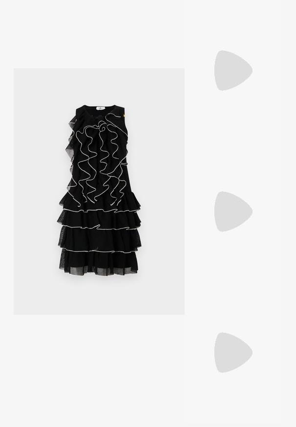 Elisabetta Franchi WOMANS DRESS - Obleka/pulover - nero/burro; Črne visoke sandale na peto imajo tanke naramnice z vozlom, gladek kvadratni toe in eleganten stiletto peto.; Svetlo siva kovinska torbica z verižnim ročajem, okrašena z majhnimi okroglimi kovinskimi bleščicami in trikotnim logotipom blagovne znamke.; Srebrne obročaste uhane z gladko, sijočo površino. Zaobljena oblika, lahka zasnova, z zapiranjem na zatič.