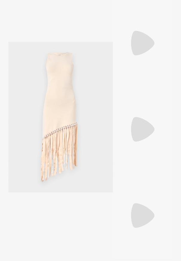 sandro ROBE FRANGES LARGES PERLES DOREES - Freizeitkleid - ecru; Weiße Leder-Sneaker, niedrig geschnitten, mit glatter Textur, runder Zehenpartie, Schnür vorne und kleinem gesticktem Logo an der Seite.; Schwarze Leder-Halbmondtasche mit einem goldenen Hardware-Akzent und einem Reißverschluss. Über einem grauen Pullover quer über den Körper getragen.; Goldfarbene Ohrstecker mit Knoten in gedrehter Ausführung. Jeder Ohrstecker verfügt über eine runde, transparente Rückseite für sicheren Halt.