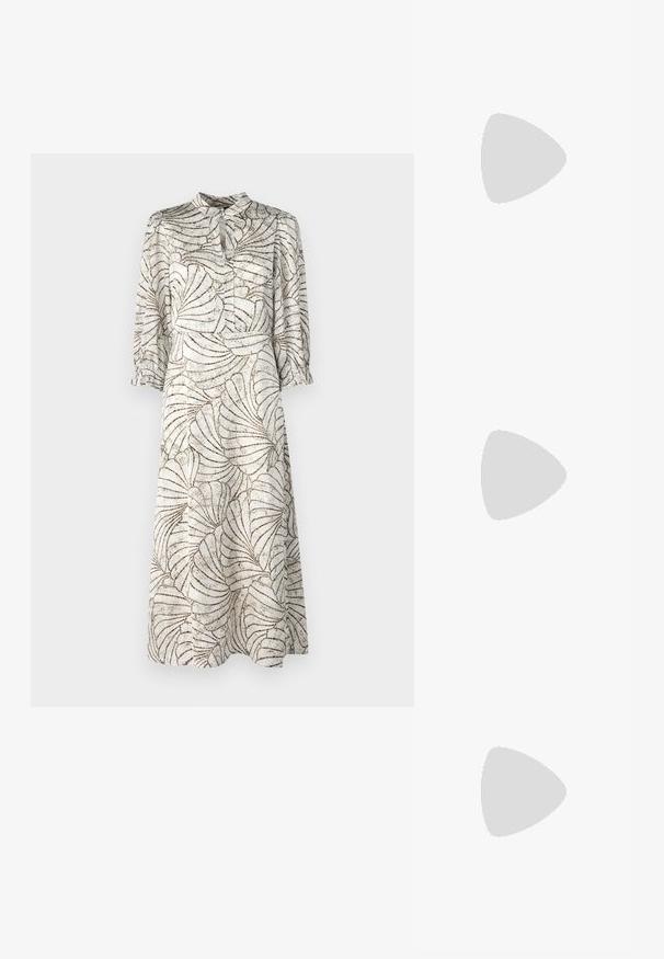 Bruuns Bazaar ACACIA CLARENAS DRESS - Nappali ruha - mosaic print; Fekete magas sarkú szandálok vékony pántokkal, csomózott mintával, sima négyzetes orral és karcsú stiletto sarkal rendelkeznek.; Világosszürke fémes kézitáska lánc pánttal, kis kör alakú fém kifinomult díszítéssel és háromszög alakú márkagéppel.; Ezüst fém fülbevalók sima, csepp alakú formával és fényes felülettel. Finom gravírozások teszik részletessé. Minimalista dizájn.