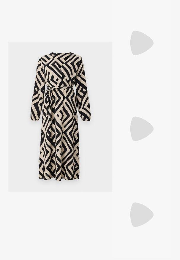 Svart och krämfärgad omslagsklänning med långa ärmar, ett knytskärp och ett geometriskt mönster med djärva linjer och former.; Guld, metalliska slingback-klackar med spetsig tå och chunky klack. Slät textur, minimalistisk design och en smal rem.; Svart läderhandväska med en böjd form, avtagbar rem och guldiga detaljer. Väskan har ett lock med en spänndetalj.; Örhänge i guldtonad metall med en elegant, böjd design. Har en distinkt spetsig form, polerad yta och gångjärnslås.