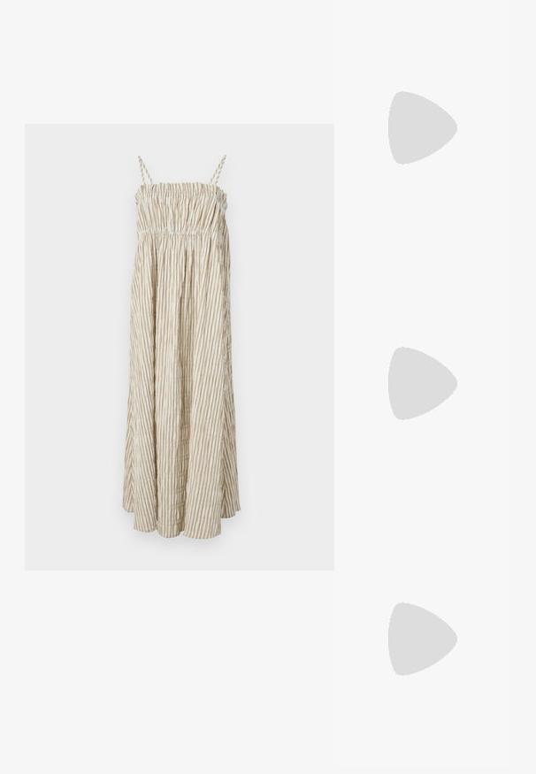 Strapless, let vægtkjole med en sammensnørret liv, prydet med lodrette cremefarvede og beige striber samt en flydende silhuet.; Brune lædersandal med krydsende stropper, ankelspænde og en flad sål med minimale syninger.; Brune skildpaddemønstrede briller med ovale linser, tynde arme og gennemsigtige accenter. Har et diskret logo på stangen. Slankt, let design.; Brun lædertaske med to robuste håndtag, rektangulær form, glat tekstur og lynlås lukning. Minimalistisk design uden synlige mønstre.