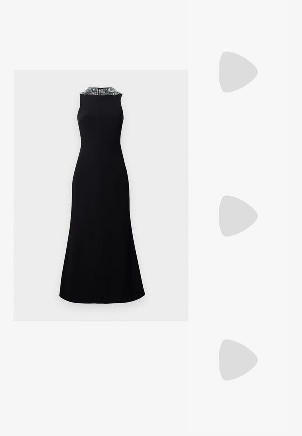 Rochie neagră fără mâneci, cu un corset ajustat și o fustă evazată. Decolteul este decorat cu un model texturat argintiu.; Pantofii cu toc înalt, ascuțiți, de culoare neagră, cu textură de piele de crocodil, având un design elegant, toc în stil stiletto și interior neted de culoare neagră.; Geantă de piele neagră cu un design curbat, dotată cu studuri argintii, o cataramă și două buzunare laterale. Curea ajustabilă pentru opțiuni de transport.; Cercei din metal auriu, cu un design curbat și alungit. Au o suprafață netedă și strălucitoare, cu un vârf rotunjit pentru un detaliu suplimentar.